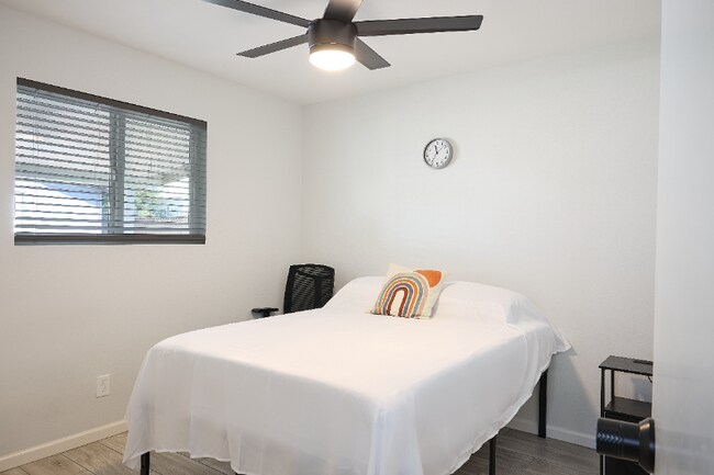 Foto del edificio - 3011 Pine Tree Dr