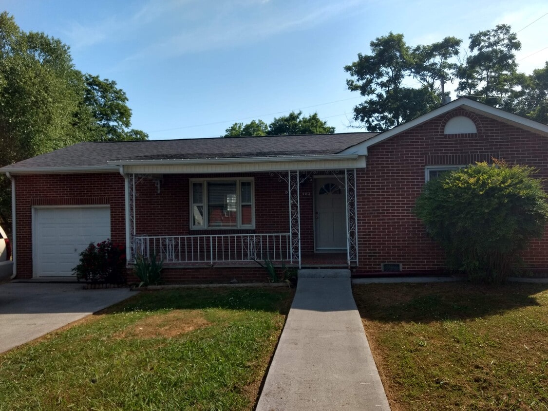 Primary Photo - 103 Sunset Dr NW