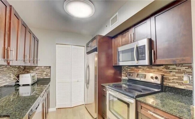 Foto del edificio - 4852 N State Rd 7
