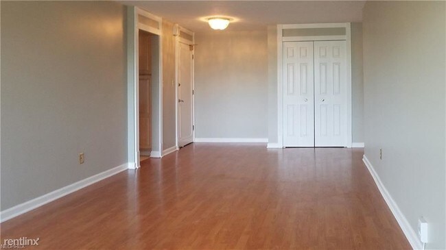 Foto del edificio - 12900 Lake Ave