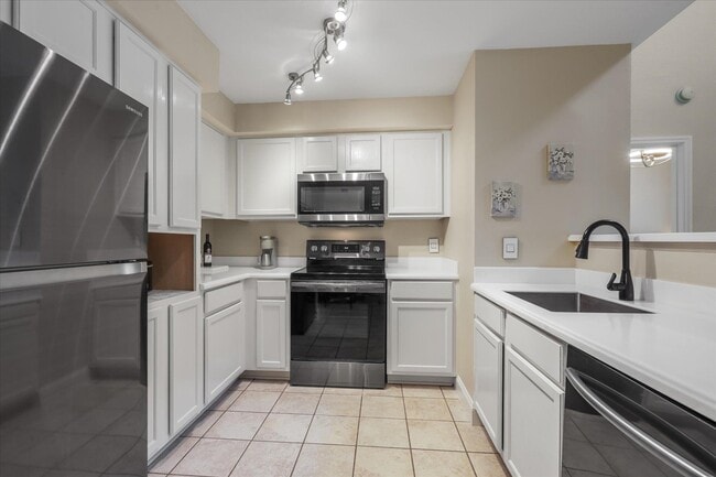 Building Photo - 2801 Chancellorsville Dr