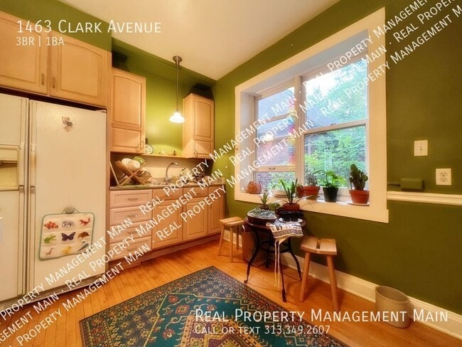 Building Photo - Clark Park Upper 3 Bed