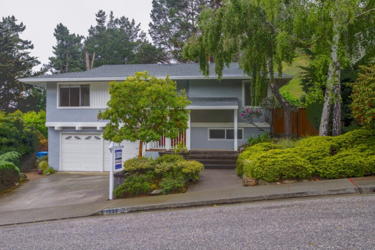 Primary Photo - 1031 Yosemite Dr
