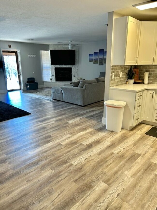 Foto del edificio - Greenback 37742-2 Bedrooms, 2 Baths, 2 car garage. Call Dick Cutler 865-254-1940