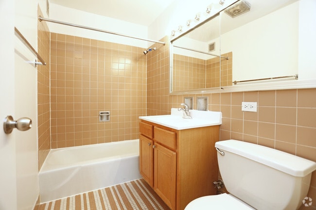 Jr. One Bedroom - bathroom - Covington - 4600 N Clarendon Ave