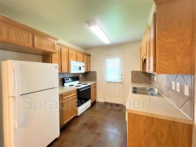 Building Photo - 5606B Luxor Dr
