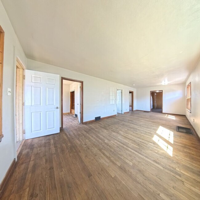 Building Photo - 2 Bedroom on the East Side with Garage