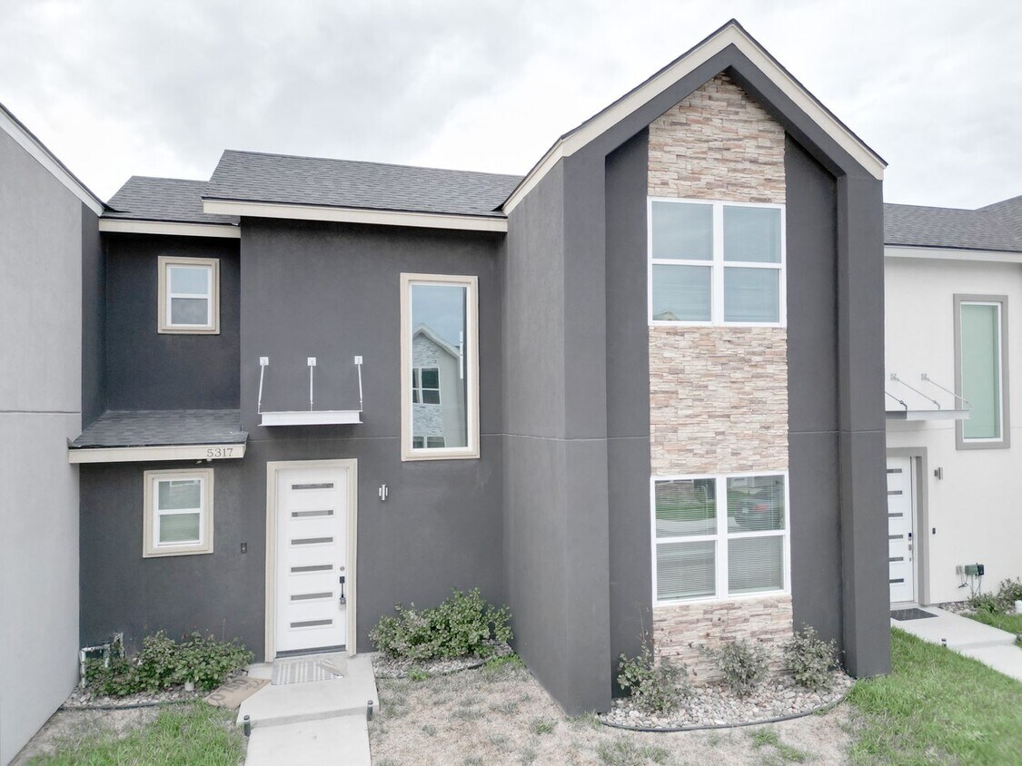 Primary Photo - Stunning 3- bed/ 2.5 upgraded luxury townh...