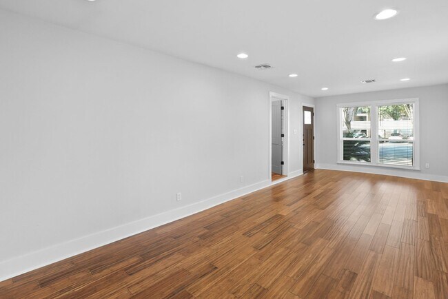 Building Photo - 2 Bedroom/2.5 Bath Mahncke Park Subdivision