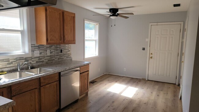 Foto del edificio - 1227 N Daniels Ave