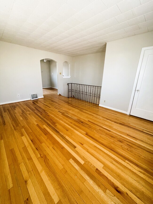 Foto del edificio - 4960 Fyler Ave