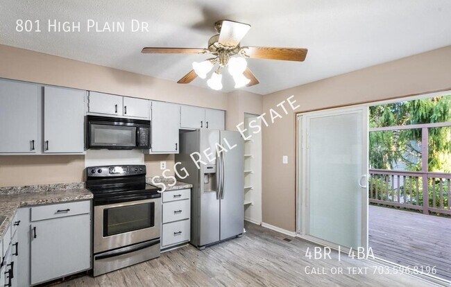 Foto del edificio - Bright and Sunny 4 bedroom Colonial set on...