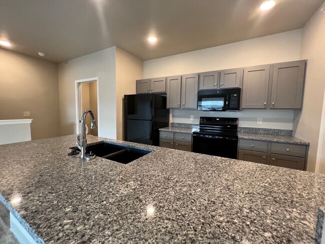 Las fotos son solo como referencia del acabado; consulte el plano para obtener detalles de distribución específicos. - Harbor Pointe