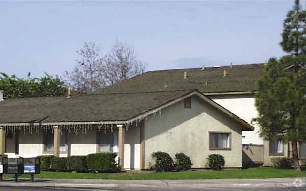 Building Photo - 1201 W 7th St