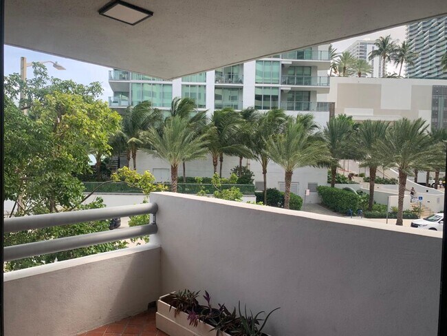 Foto del edificio - 555 NE 30th St