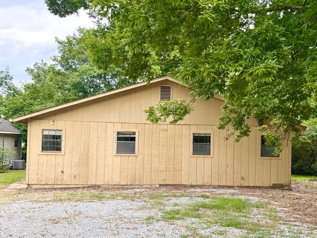 Building Photo - Modern & Spacious • Newly Remodeled • 2 Be...