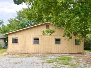 Building Photo - 600 Row St