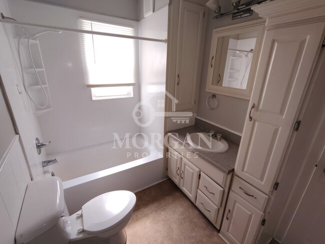 Building Photo - 220 W 38th St