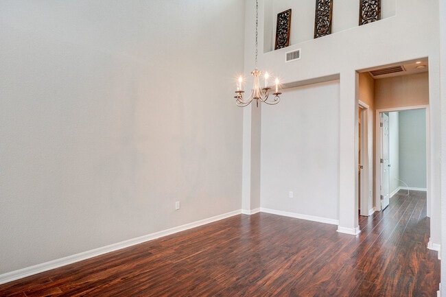 Building Photo - Charming 2 Bedroom + Loft Townhouse in Pri...