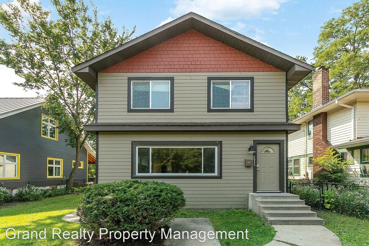 Primary Photo - 5 br, 2 bath House - 2090 Roblyn Ave