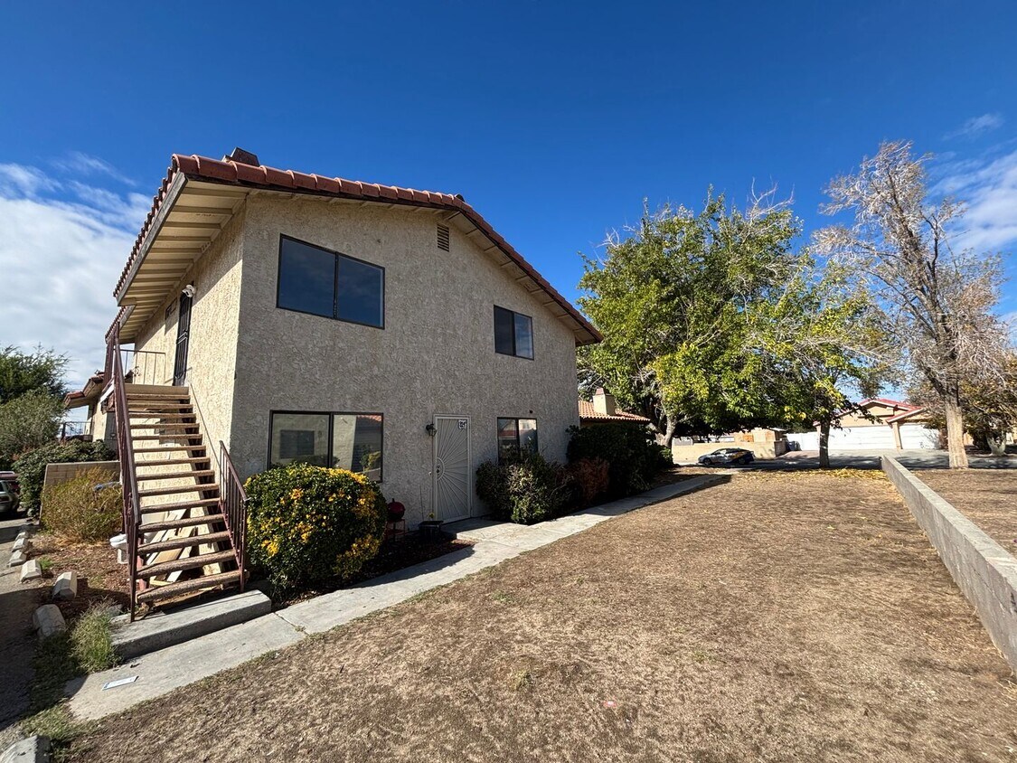 Foto principal - Cozy 2-Bedroom Unit with Fireplace and Utilities Included in Lancaster!