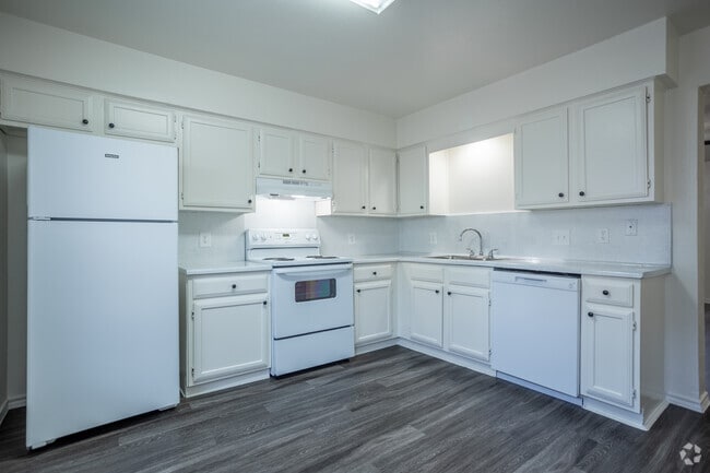 2BR, 2BA - 1,045SF - Kitchen - TH-B - - FOX BEND APARTMENTS