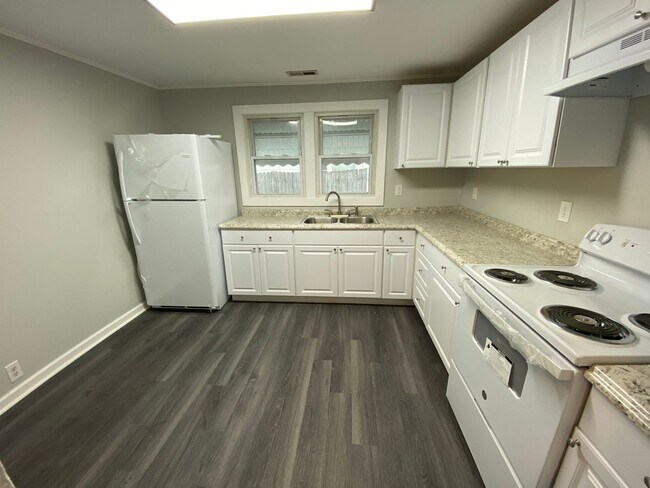 Foto del edificio - MOVE-IN READY!