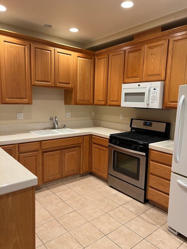 Foto del edificio - Charming Two-Story Home in Gated Senior Co...