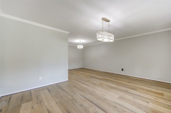 Building Photo - 5019 Oak Forest Dr