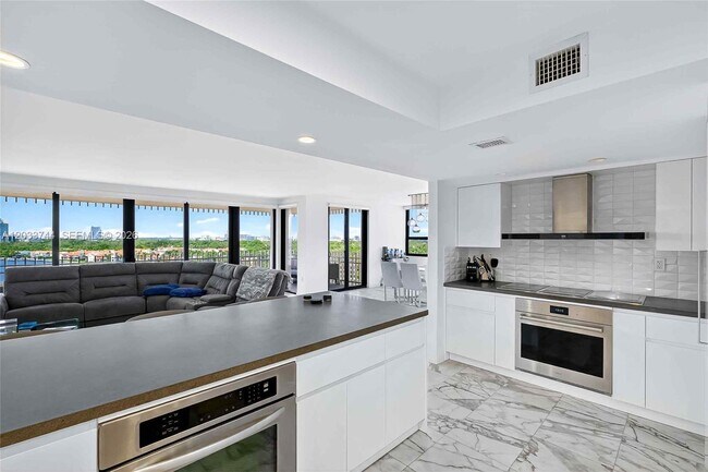 Foto del edificio - 2 Grove Isle Dr