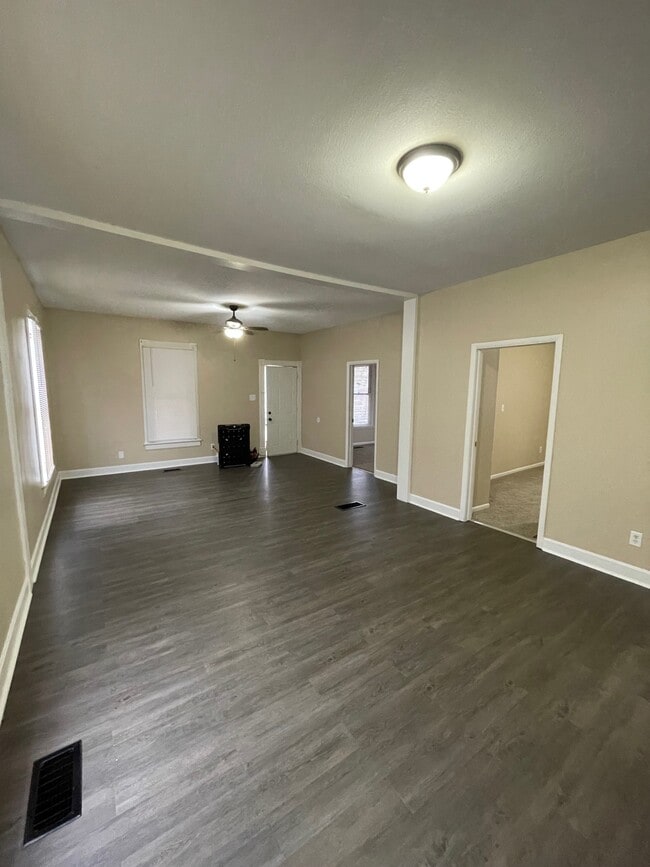 Building Photo - 427 W 10th St