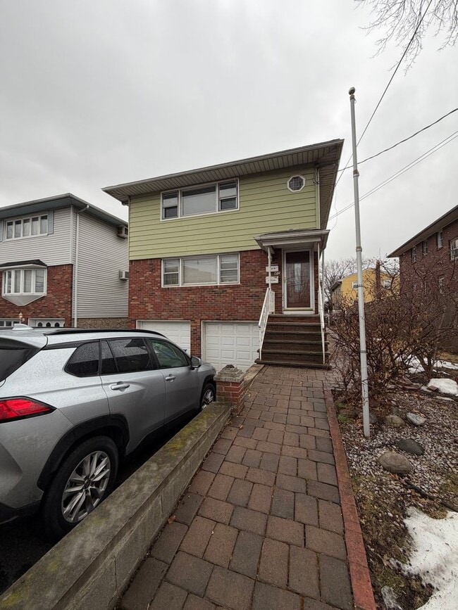 Building Photo - 407 W Stimpson Ave