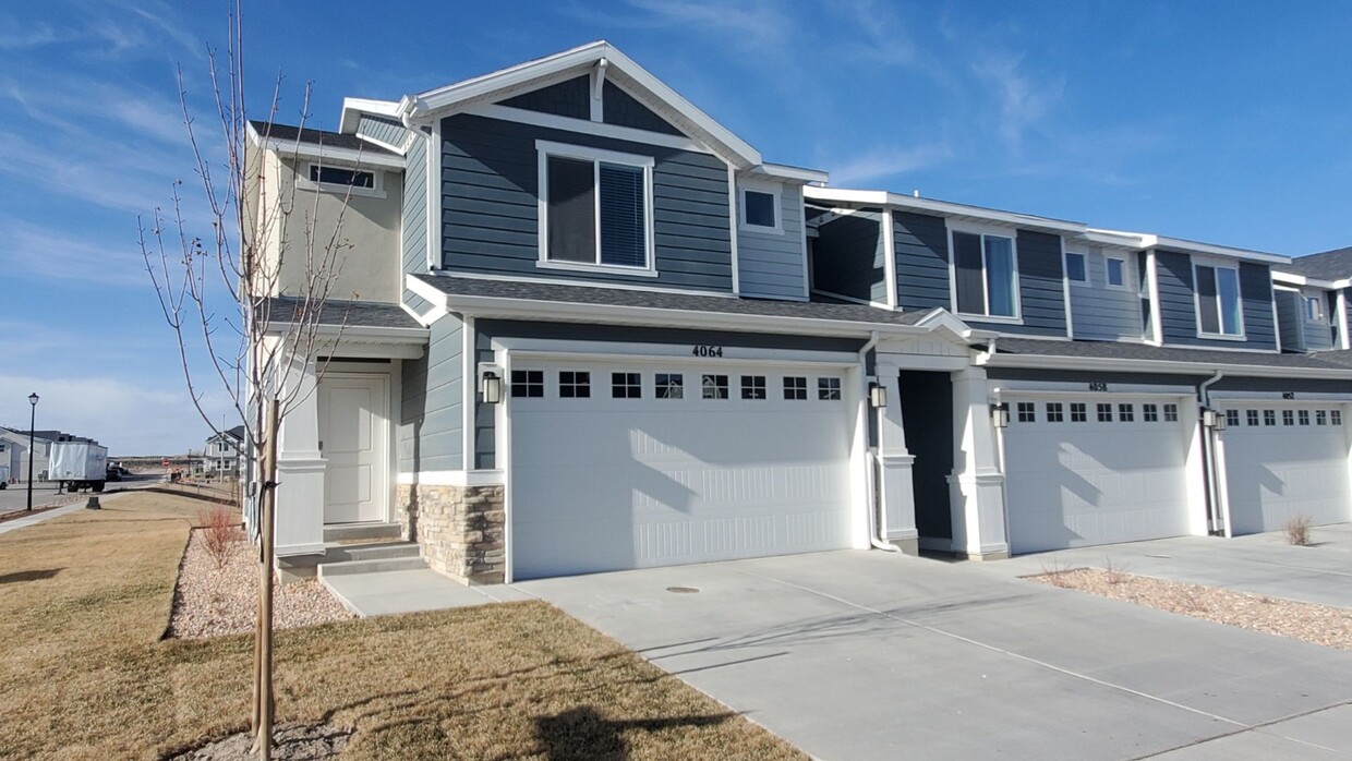 Foto principal - Like New 3 Bd 2.5 Bath Townhome