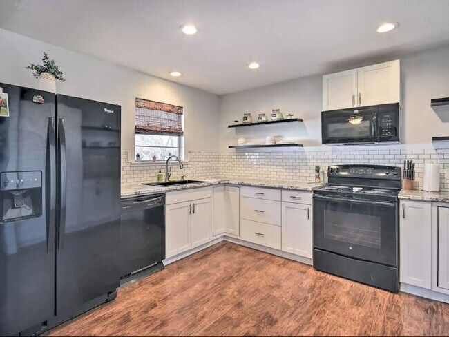 Building Photo - 3 Bedroom Single Family Home in Clovis