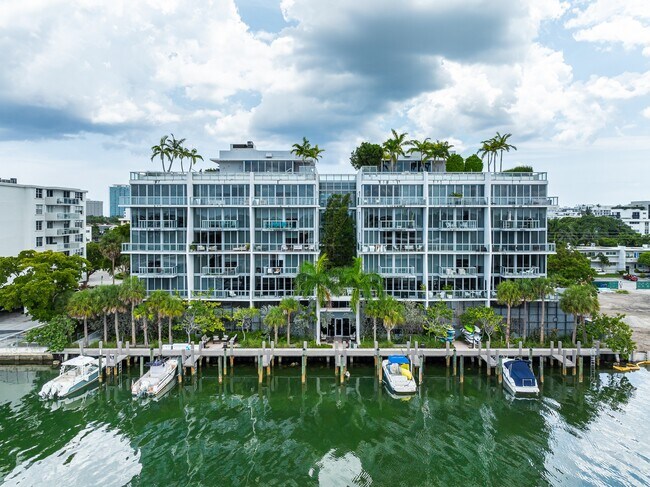 Building Photo - 9940 W Bay Harbor Dr