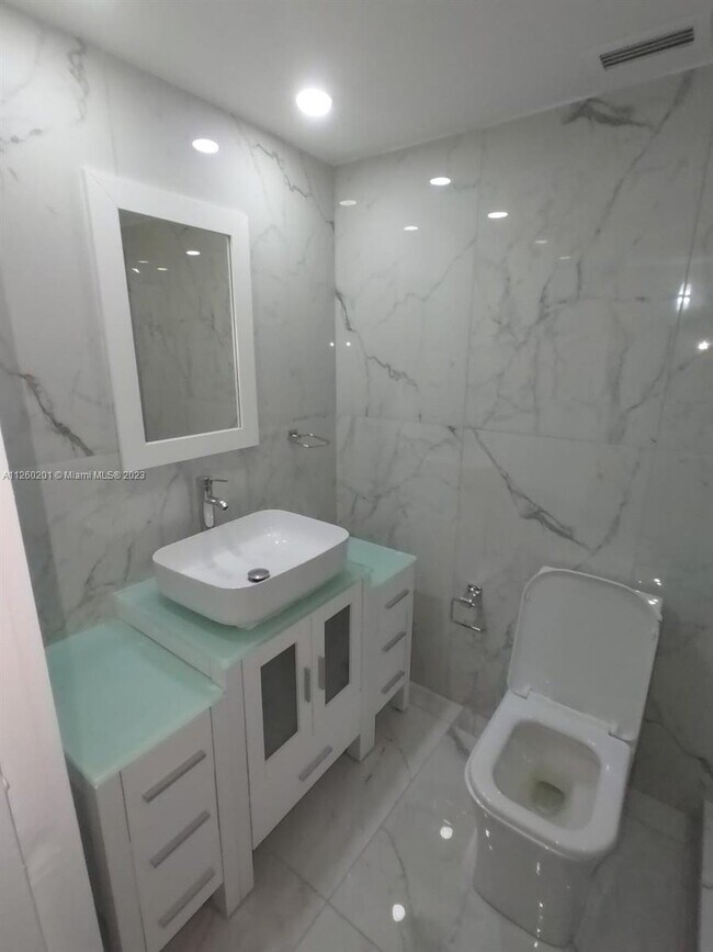 Building Photo - 3725 S Ocean Dr
