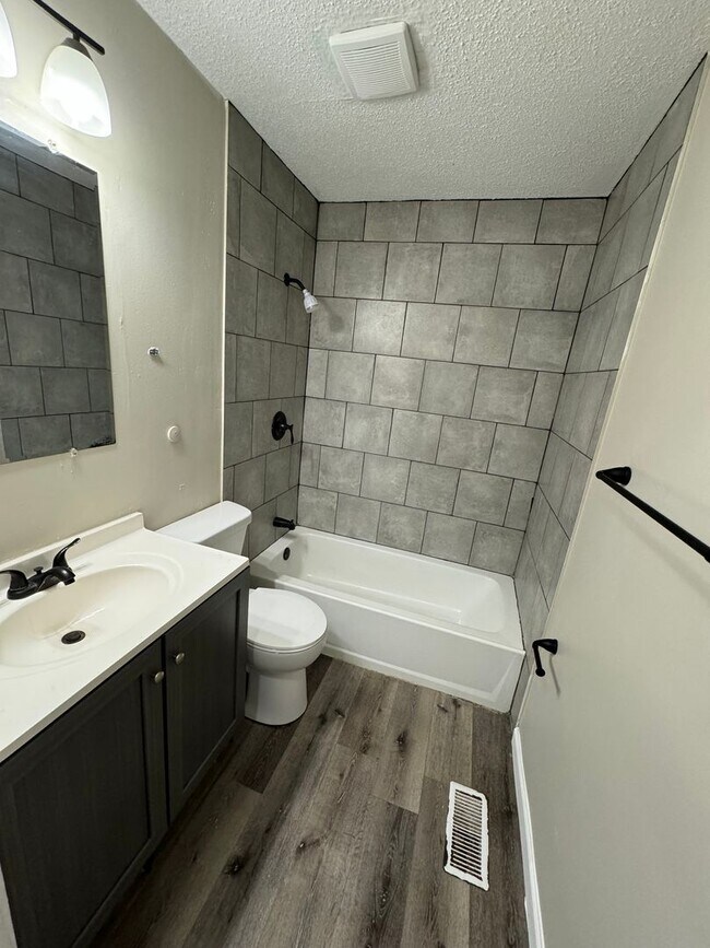 Building Photo - 3 Bedrooms, 1.5 Bath Home in South Bend IN...