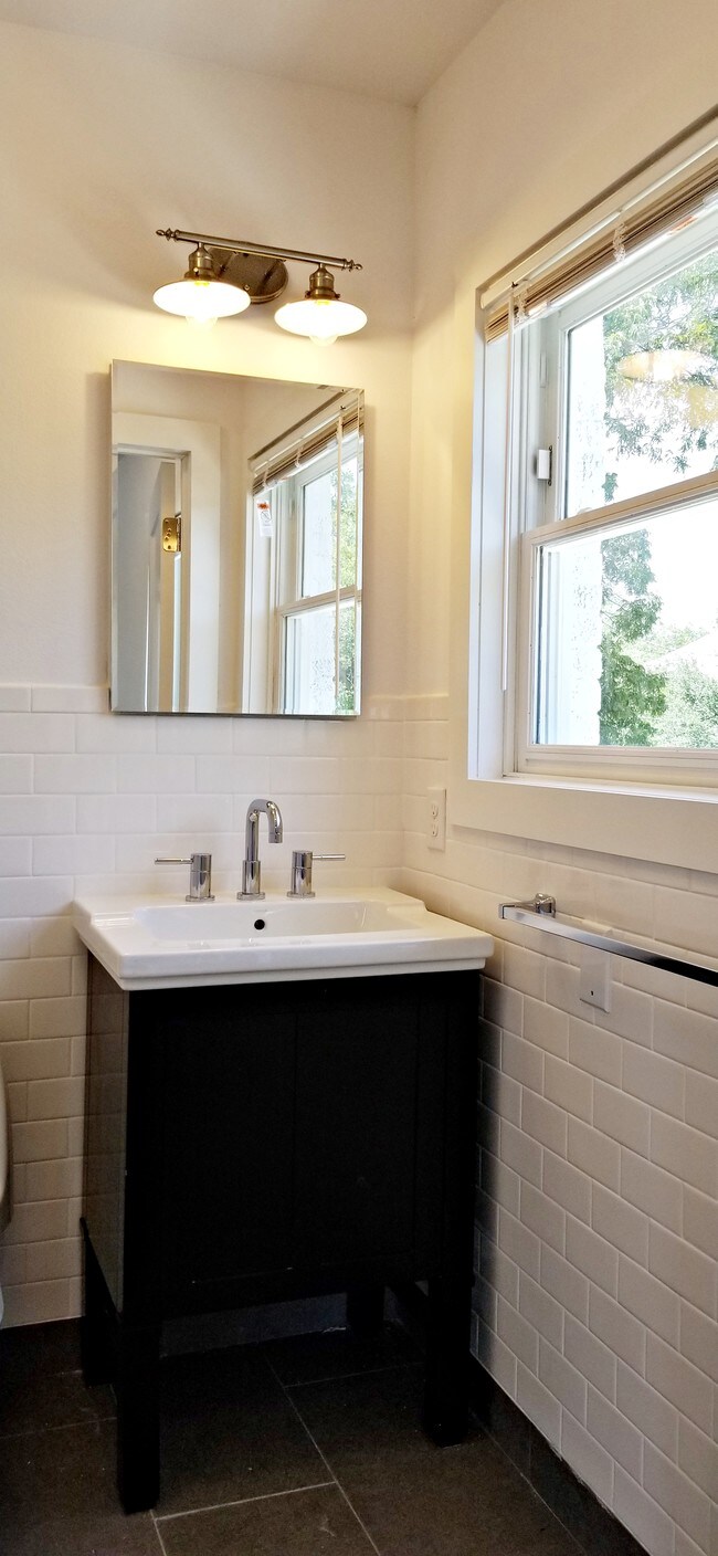 Building Photo - Junius Apartments