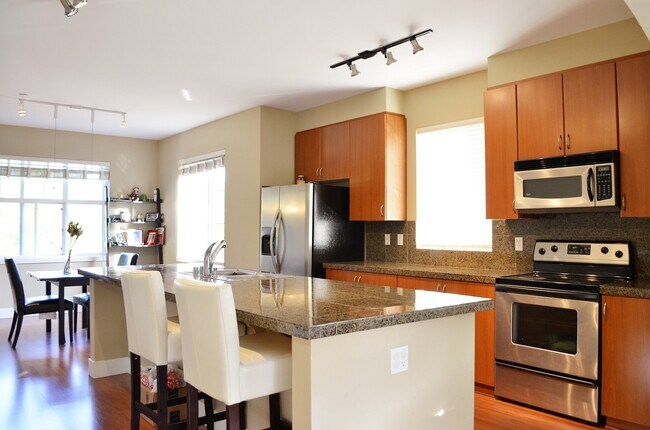 Foto del edificio - Desirable location/Redmond Ridge! Modern but functional. Great layout for entertaining guest or c...