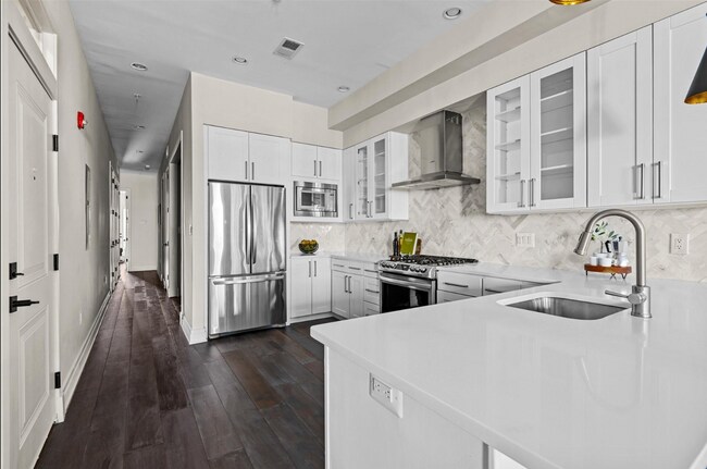 Foto del edificio - Beautiful 2 bed 2 bath plus den- Parking!!...