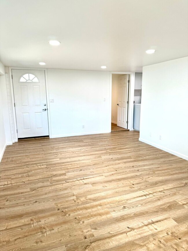 Building Photo - Dune Circle - Renovated one bedroom, one b...