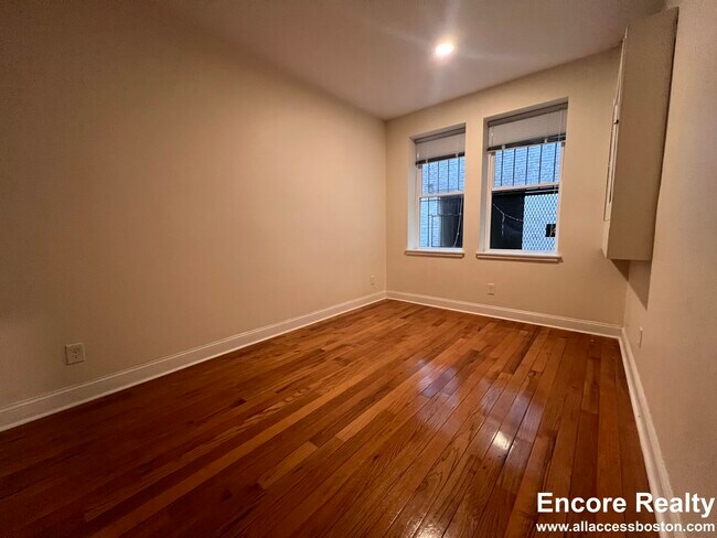 Building Photo - 123 Sutherland Rd