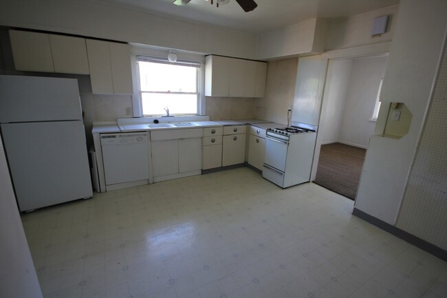 Building Photo - 3 Bed/1 Bath House, super close to BYU cam...