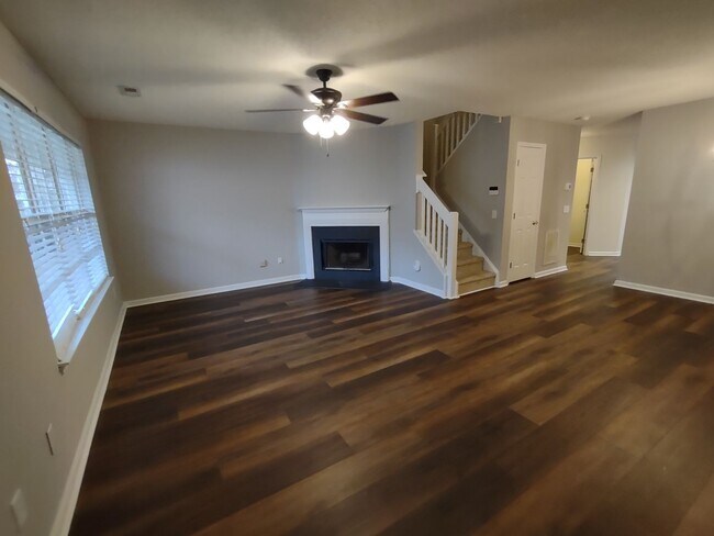 Foto del edificio - Move In Ready Townhome located in the Pres...