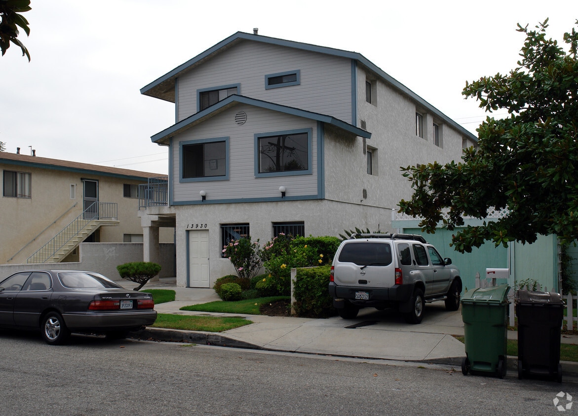 Building Photo - 13930 Hawthorne Way
