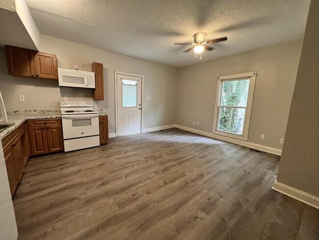 Foto del edificio - 2424 E Glenwood Ave