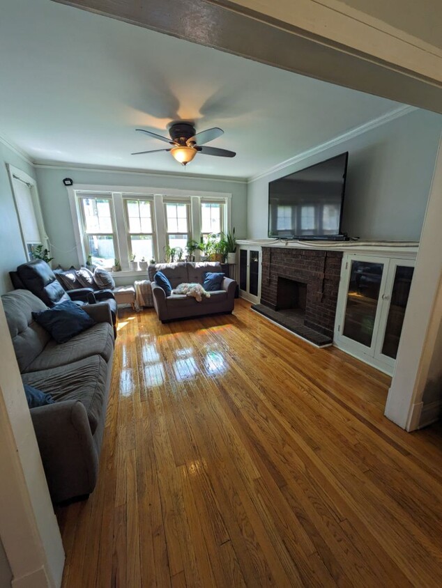 living room - 3824 N Sawyer Ave