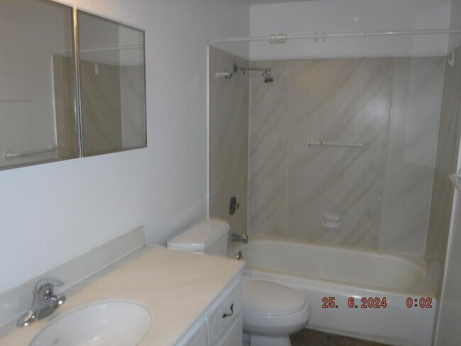 Building Photo - 5 Bedroom House in Medford