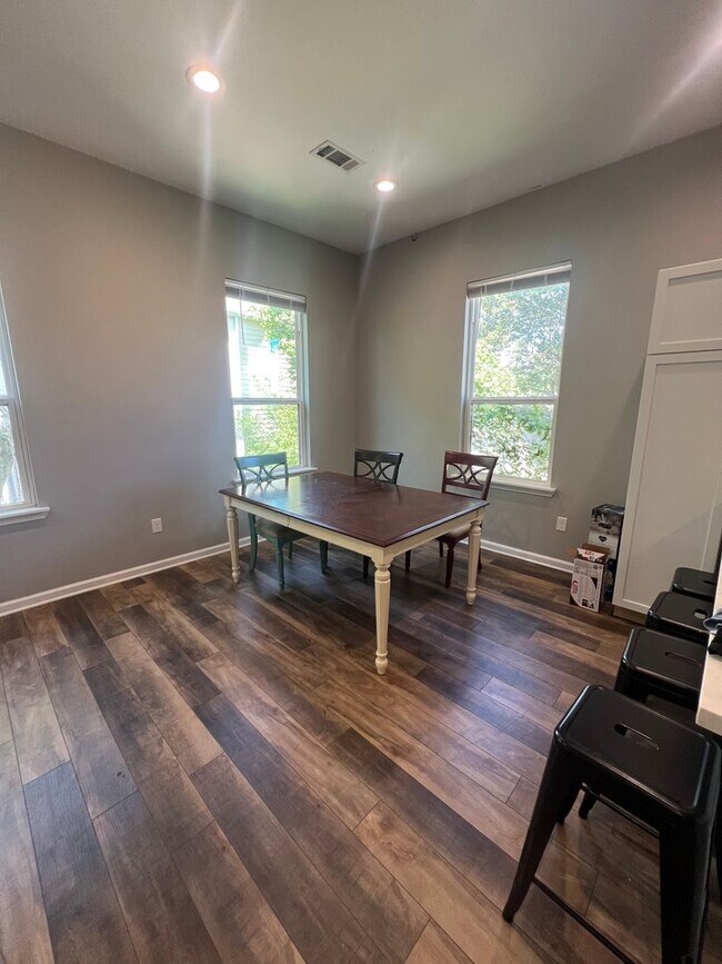 Foto del edificio - 6bd/2ba Adorable Home Available for 2026 School Year!