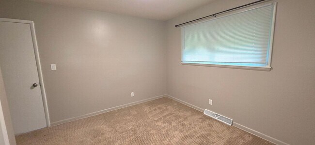 Foto del edificio - Beautiful 3 bedroom 2 bath! Southeast! $1295